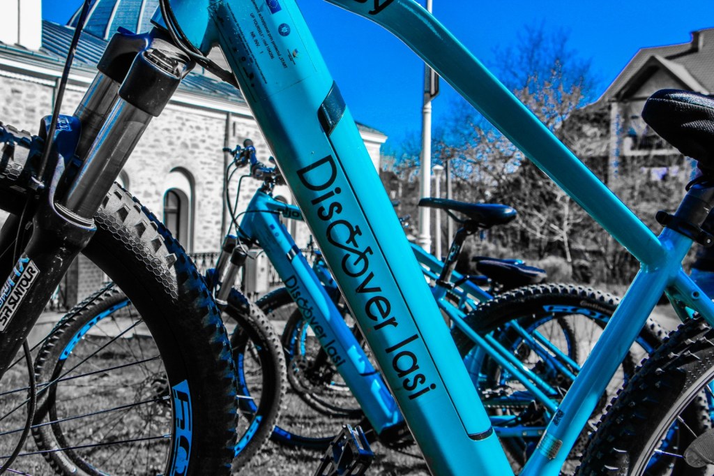 Tur poveștile și legendele Iașului cu biciclete electrice